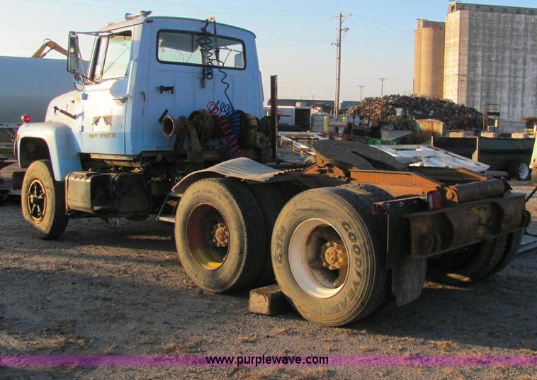 image for item E2788 1970 Ford T906 semi truck