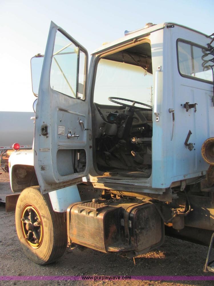 image for item E2788 1970 Ford T906 semi truck