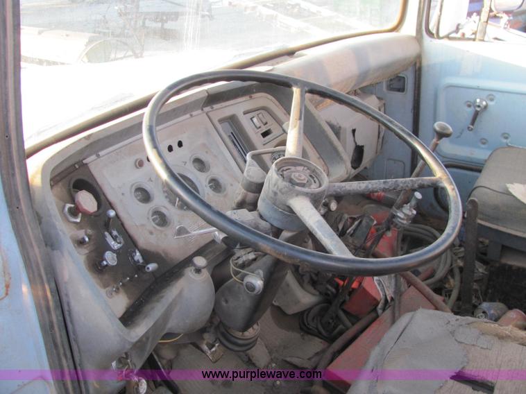 image for item E2788 1970 Ford T906 semi truck