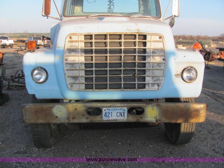 image for item E2788 1970 Ford T906 semi truck
