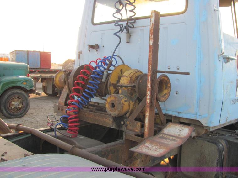 image for item E2788 1970 Ford T906 semi truck