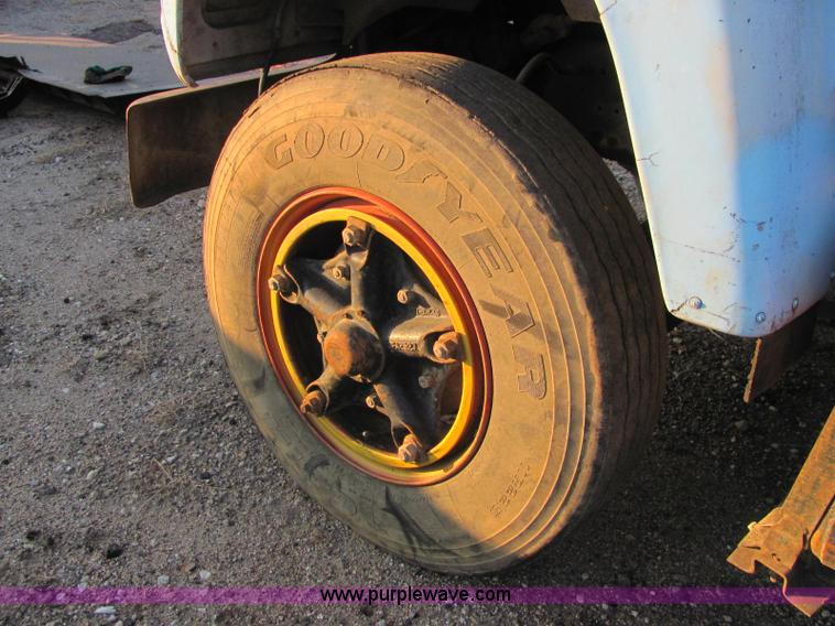 image for item E2788 1970 Ford T906 semi truck