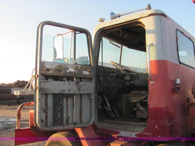 image for item E2789 1977 International F-5070 tandem axle semi truck