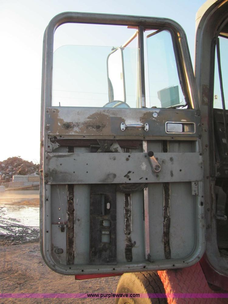 image for item E2789 1977 International F-5070 tandem axle semi truck