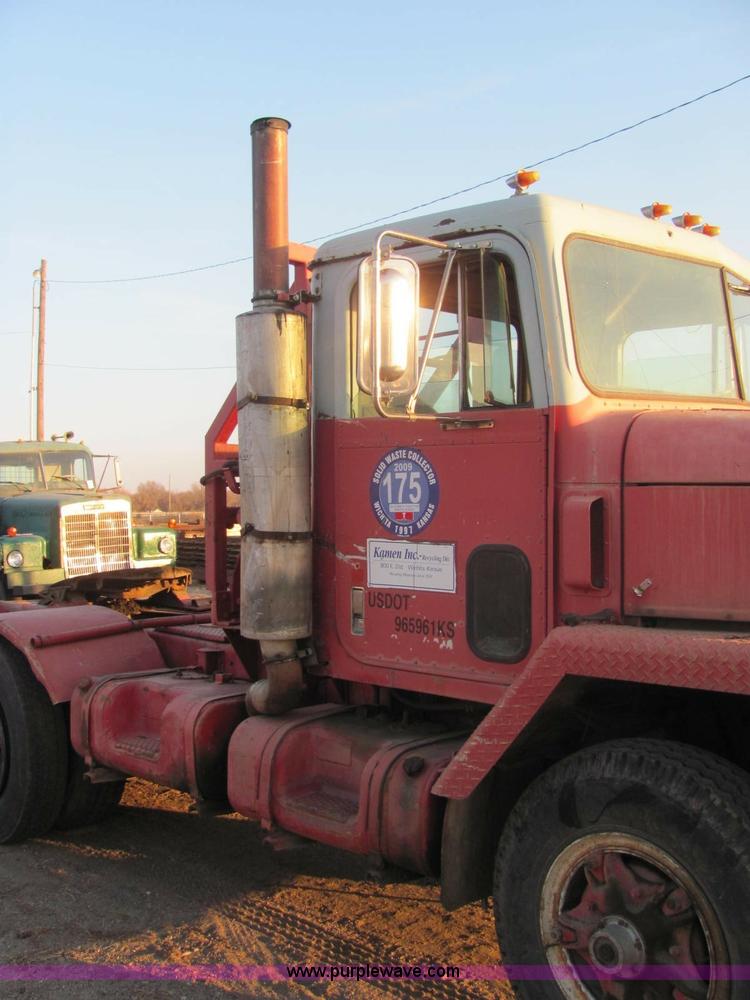 image for item E2789 1977 International F-5070 tandem axle semi truck