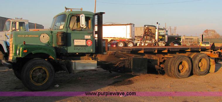 image for item E2790 1974 White Star Western 4864-2 tandem axle roll back truck