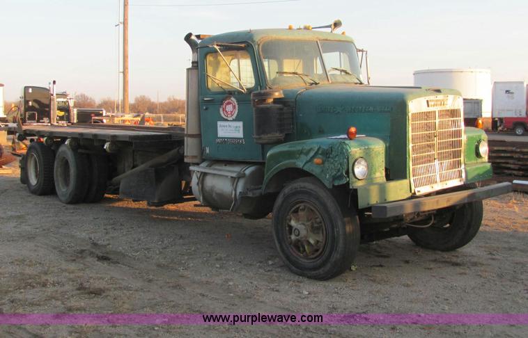 image for item E2790 1974 White Star Western 4864-2 tandem axle roll back truck