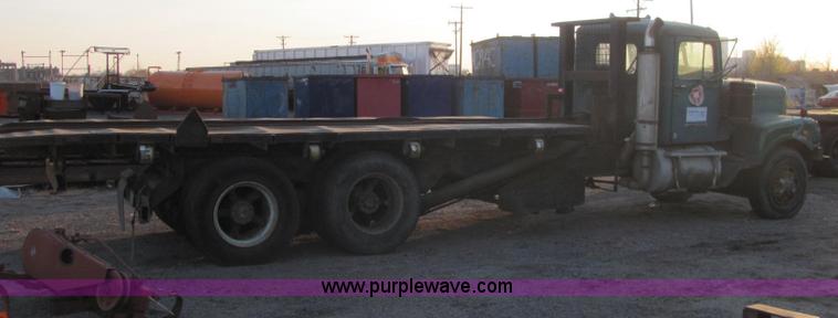 image for item E2790 1974 White Star Western 4864-2 tandem axle roll back truck