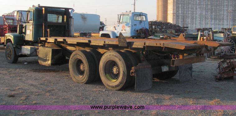 image for item E2790 1974 White Star Western 4864-2 tandem axle roll back truck