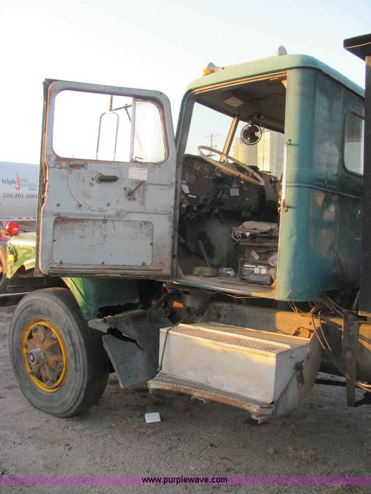 image for item E2790 1974 White Star Western 4864-2 tandem axle roll back truck