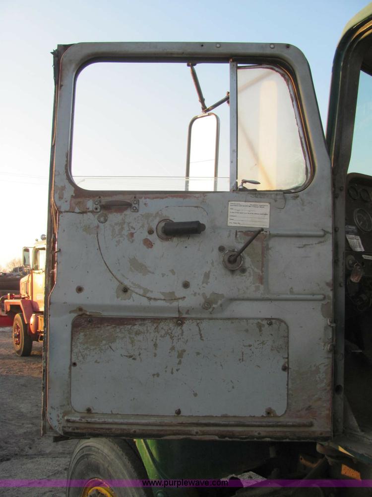 image for item E2790 1974 White Star Western 4864-2 tandem axle roll back truck