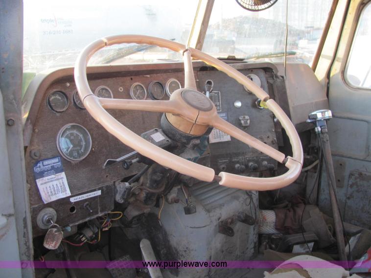 image for item E2790 1974 White Star Western 4864-2 tandem axle roll back truck