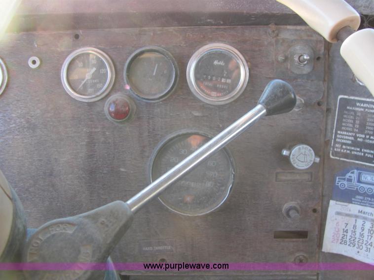 image for item E2790 1974 White Star Western 4864-2 tandem axle roll back truck