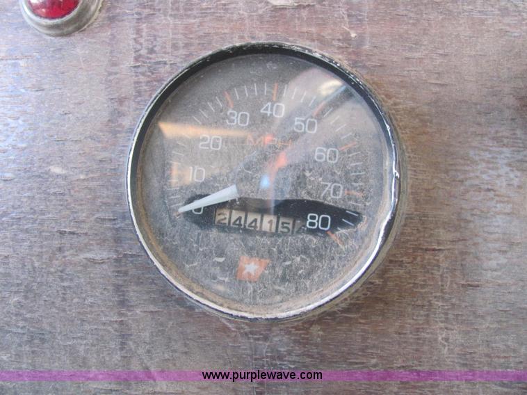 image for item E2790 1974 White Star Western 4864-2 tandem axle roll back truck