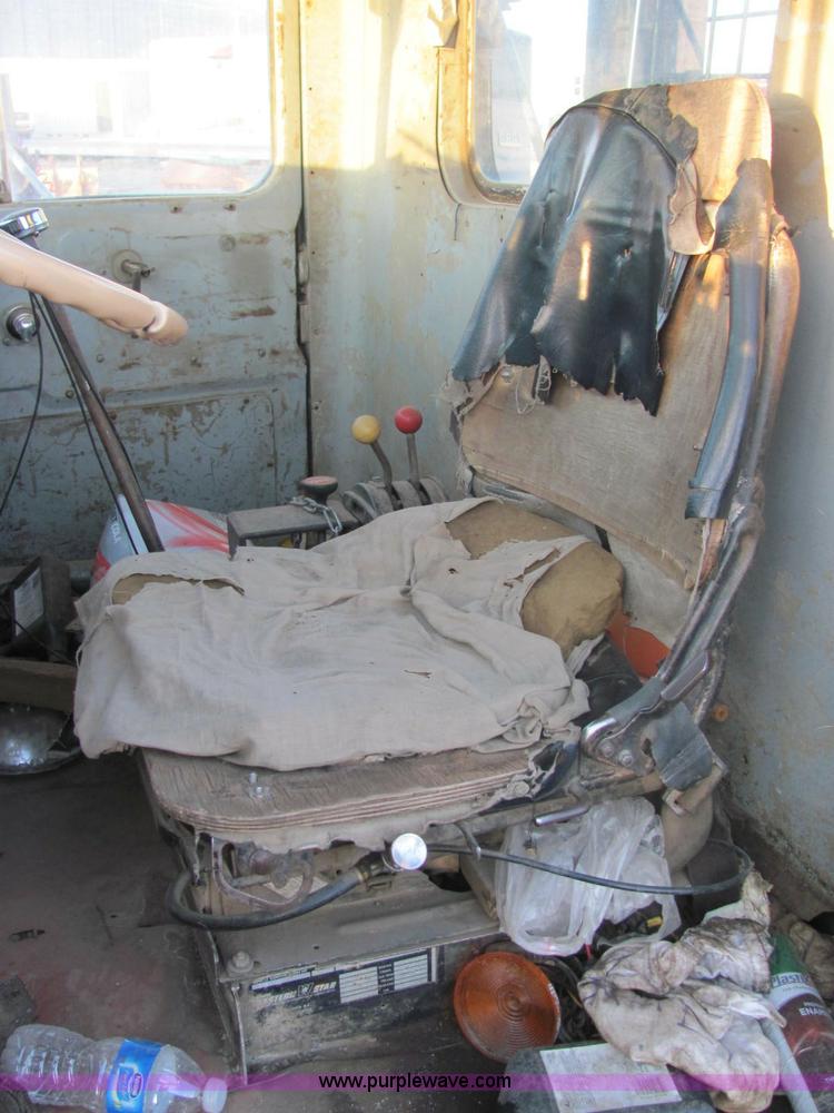 image for item E2790 1974 White Star Western 4864-2 tandem axle roll back truck