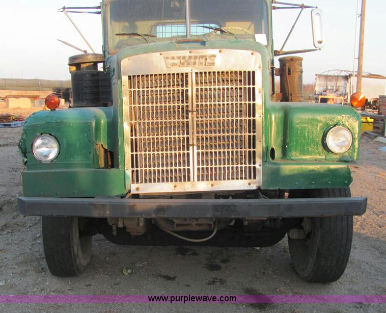 image for item E2790 1974 White Star Western 4864-2 tandem axle roll back truck