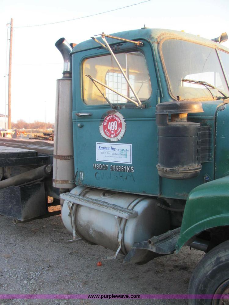 image for item E2790 1974 White Star Western 4864-2 tandem axle roll back truck