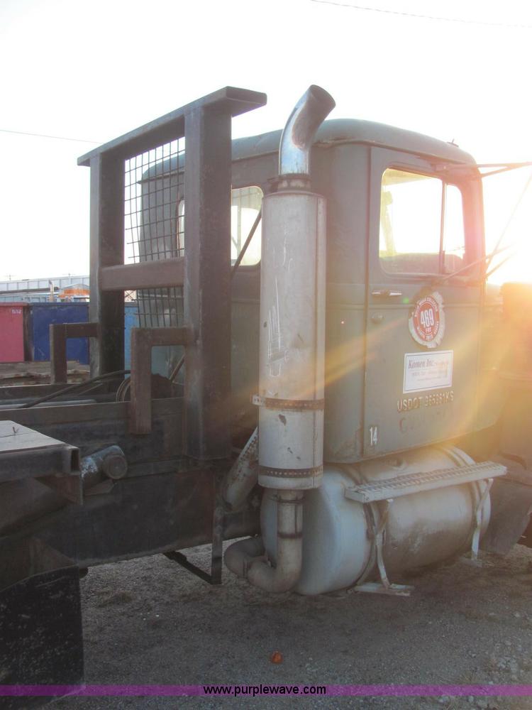 image for item E2790 1974 White Star Western 4864-2 tandem axle roll back truck