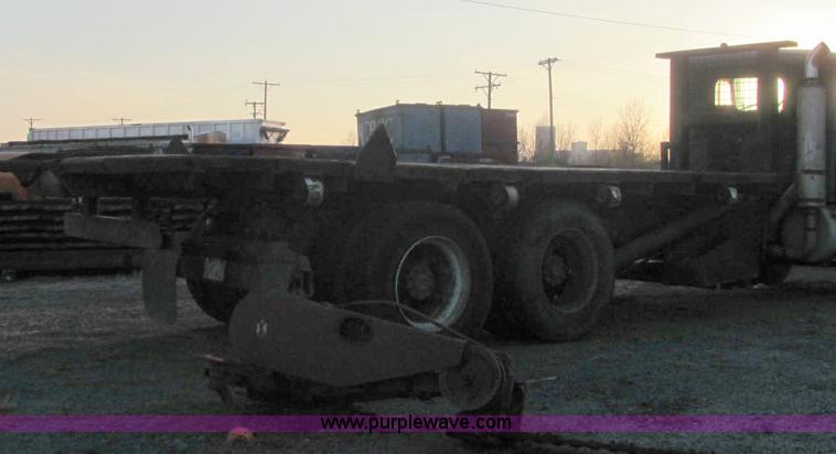 image for item E2790 1974 White Star Western 4864-2 tandem axle roll back truck