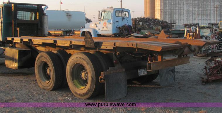 image for item E2790 1974 White Star Western 4864-2 tandem axle roll back truck