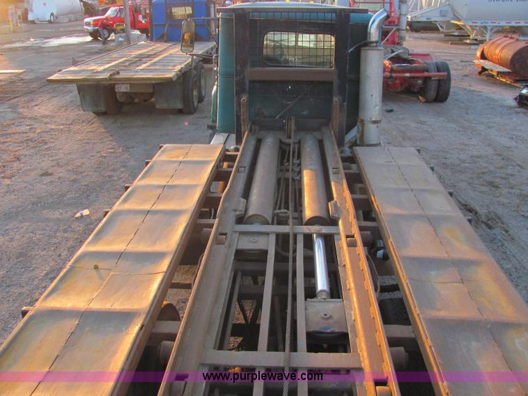 image for item E2790 1974 White Star Western 4864-2 tandem axle roll back truck