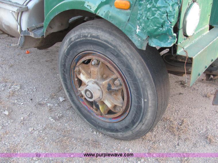 image for item E2790 1974 White Star Western 4864-2 tandem axle roll back truck