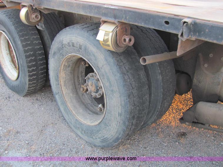 image for item E2790 1974 White Star Western 4864-2 tandem axle roll back truck