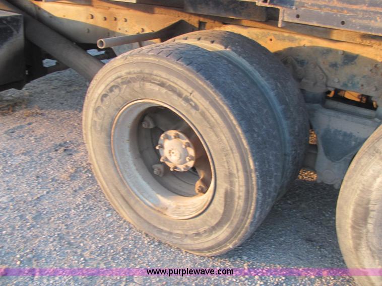 image for item E2790 1974 White Star Western 4864-2 tandem axle roll back truck