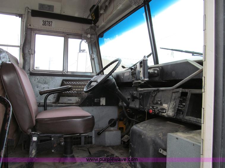 image for item E3595 1993 International Navistar 3800 school bus