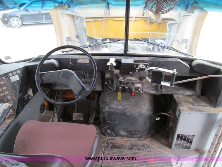 image for item E3595 1993 International Navistar 3800 school bus