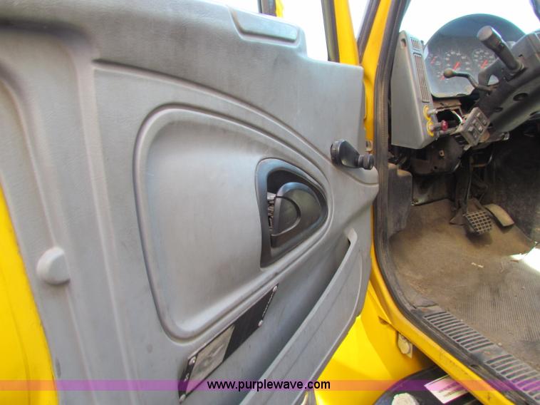 image for item E8127 2004 International DuraStar 4300 box truck