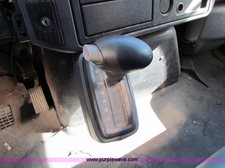 image for item E8127 2004 International DuraStar 4300 box truck