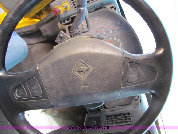 image for item E8127 2004 International DuraStar 4300 box truck