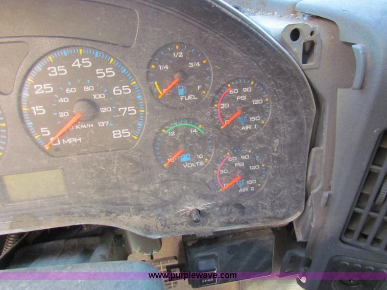 image for item E8127 2004 International DuraStar 4300 box truck