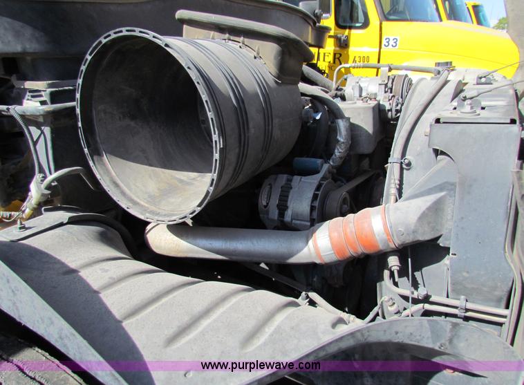 image for item E8127 2004 International DuraStar 4300 box truck