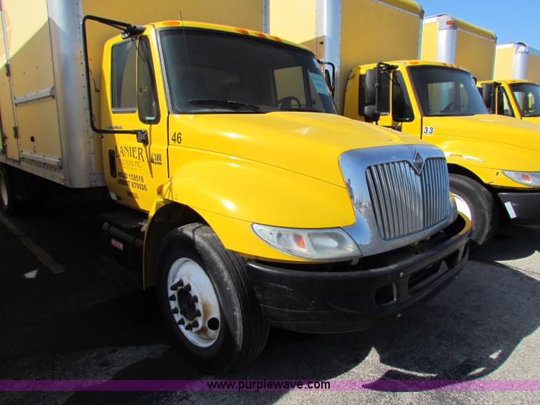 image for item E8127 2004 International DuraStar 4300 box truck