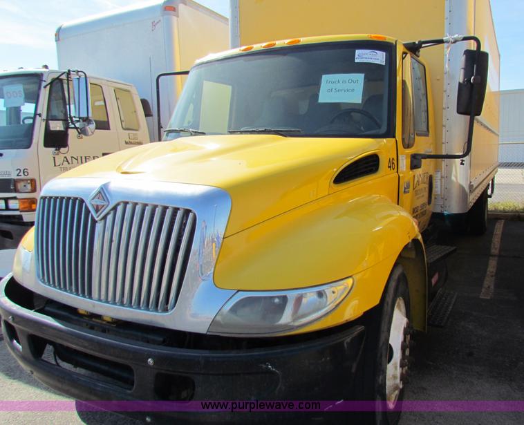 image for item E8127 2004 International DuraStar 4300 box truck