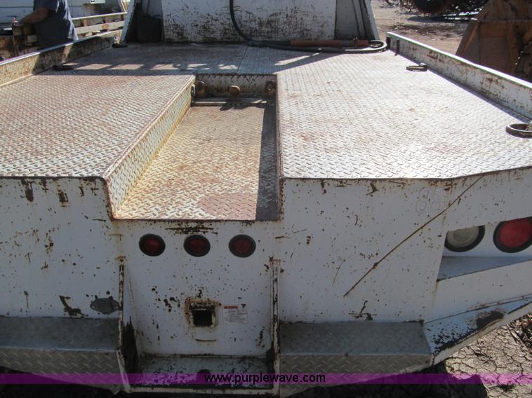 image for item F3086 2004 Ford F4D truck