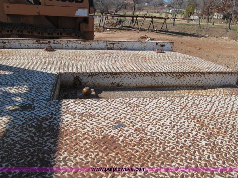 image for item F3086 2004 Ford F4D truck