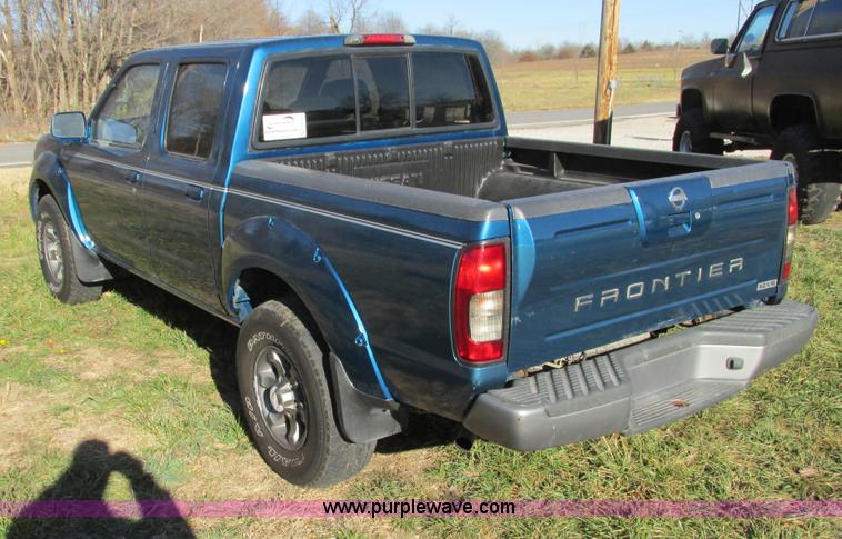 image for item F4121 2002 Nissan Frontier XE Crew Cab pickup truck