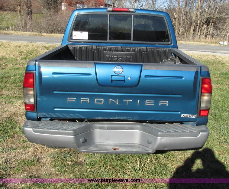 image for item F4121 2002 Nissan Frontier XE Crew Cab pickup truck