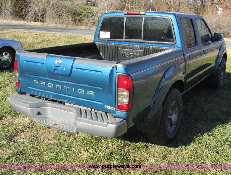 image for item F4121 2002 Nissan Frontier XE Crew Cab pickup truck