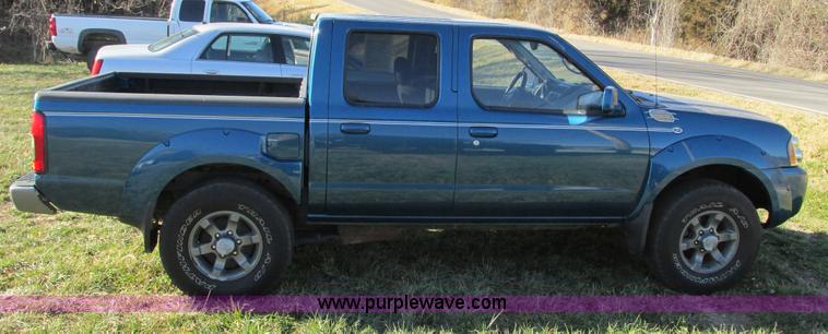 image for item F4121 2002 Nissan Frontier XE Crew Cab pickup truck