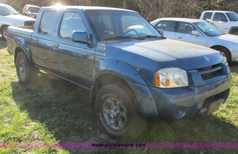 image for item F4121 2002 Nissan Frontier XE Crew Cab pickup truck