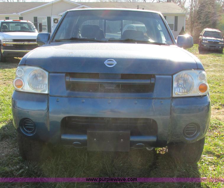 image for item F4121 2002 Nissan Frontier XE Crew Cab pickup truck