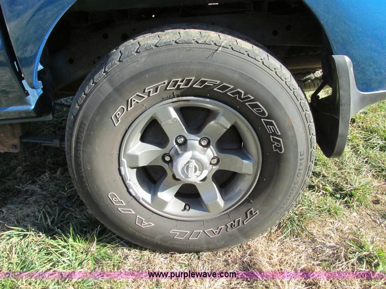 image for item F4121 2002 Nissan Frontier XE Crew Cab pickup truck