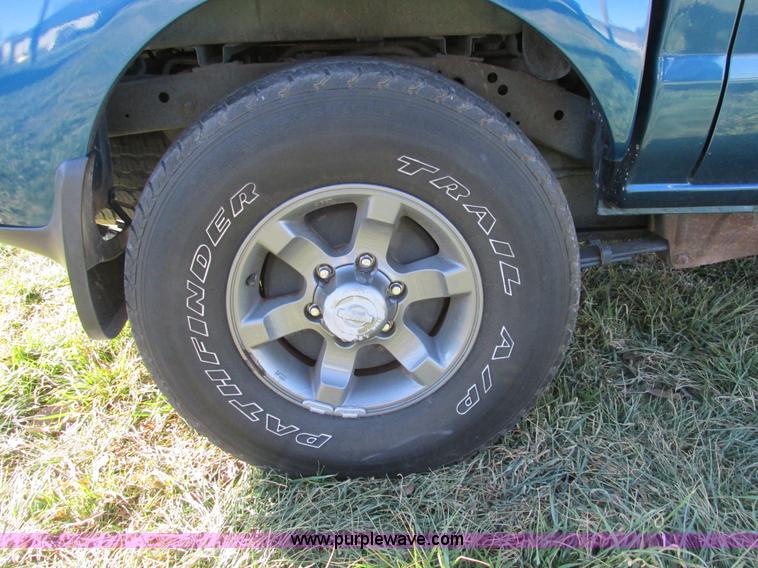 image for item F4121 2002 Nissan Frontier XE Crew Cab pickup truck
