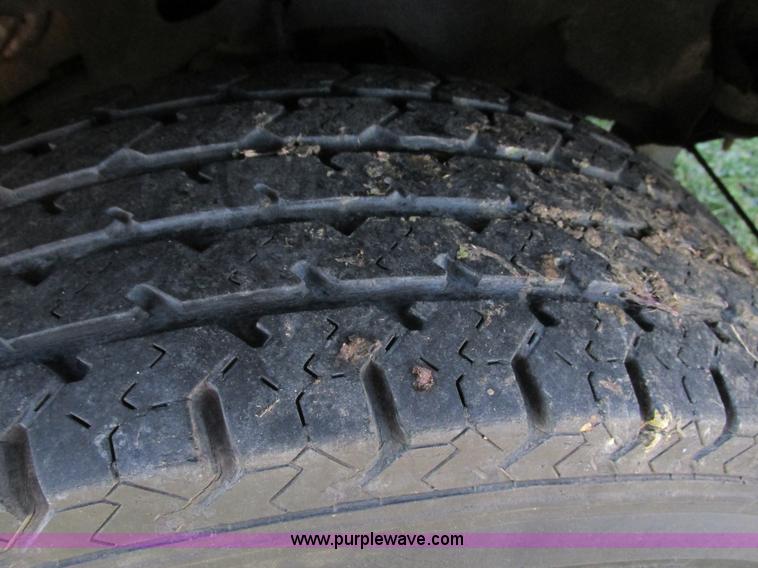 image for item F4121 2002 Nissan Frontier XE Crew Cab pickup truck