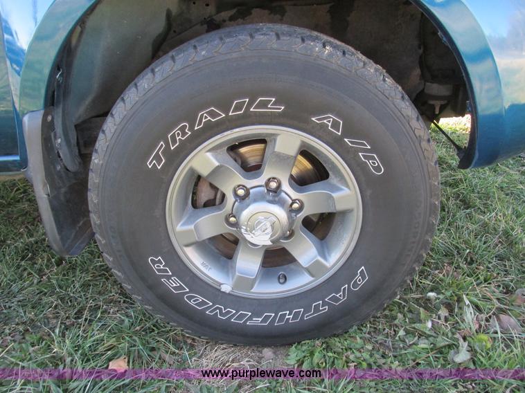 image for item F4121 2002 Nissan Frontier XE Crew Cab pickup truck