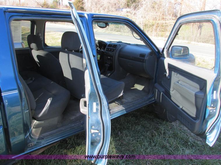 image for item F4121 2002 Nissan Frontier XE Crew Cab pickup truck